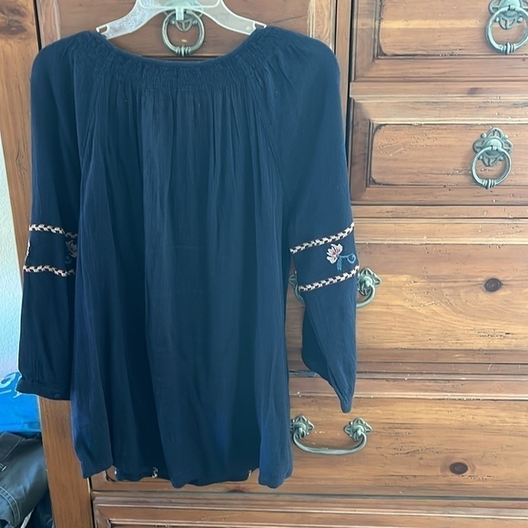 Caslon Women’s Navy Blue Peasant Top With Embroidered Flowers Size Large - Picture 5 of 8